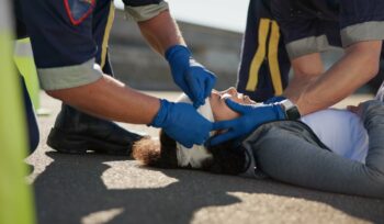 When to Involve an Injury Lawyer After a Car Accident